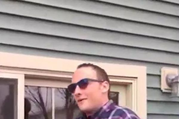 İlk defa renkleri gören gencin duygu dolu anı