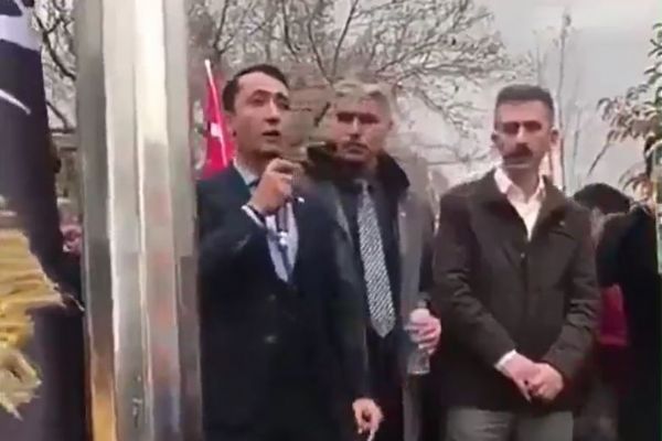 Doğu Türkistanlı genç, terörist ilan edilmelerine isyan etti