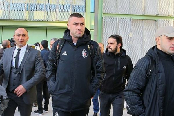 Beşiktaş taraftarı Burak'ı tribüne çağırmadı