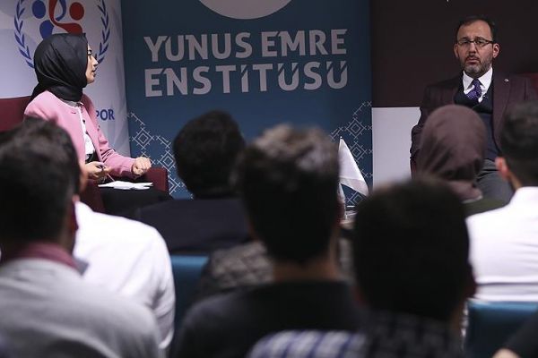 Bakan Kasapoğlu Almanya'daki Türk öğrencilerle buluştu