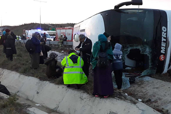 İstanbul'da yolcu otobüsü devrildi