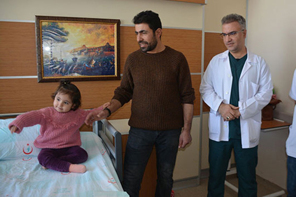 Ameliyat edilen çocuğun burnundan kağıt parçaları çıktı