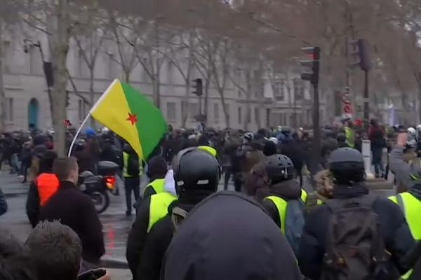 Sarı yelekliler gösterilerinde YPG bayrağı