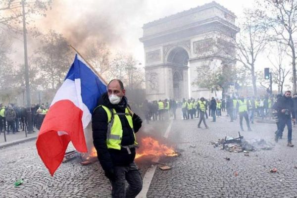 Fransa'da 'Sarı Yelekliler' yeniden sokağa döküldü