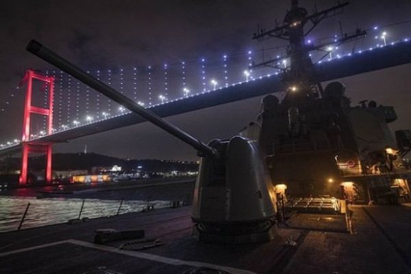 Füze yüklü ABD gemisi İstanbul Boğazı'ndan geçti