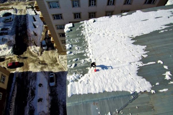 Kar temizleme işçilerinin, tehlikeli mesaisi