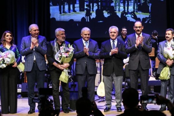 Yıldırım ve Uysal 'Esat Kabaklı 50. Yıl Özel Konseri'ne katıldı