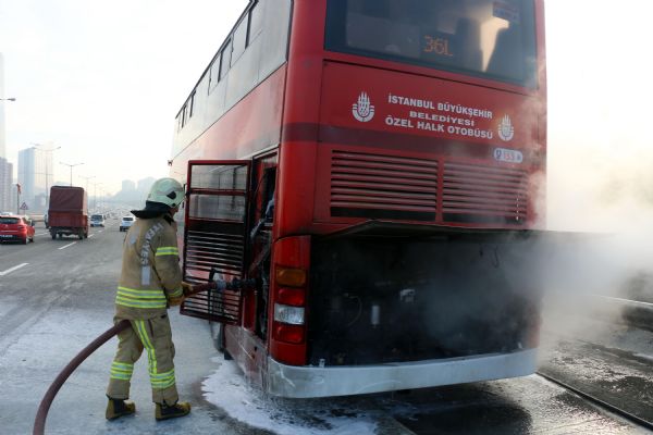 TEM'de 2 katlı özel hal otobüsü yandı