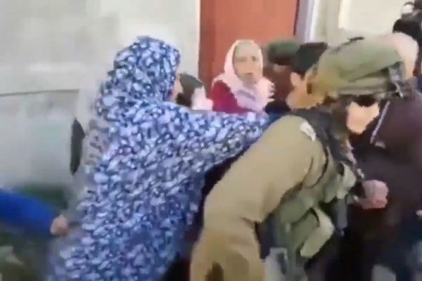 İsrail askeri, Filistinli genci tutukladı