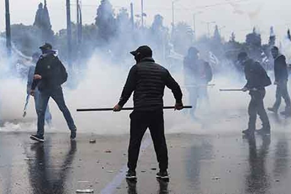 Yunanistan'da 60 bin kişi sokağa döküldü