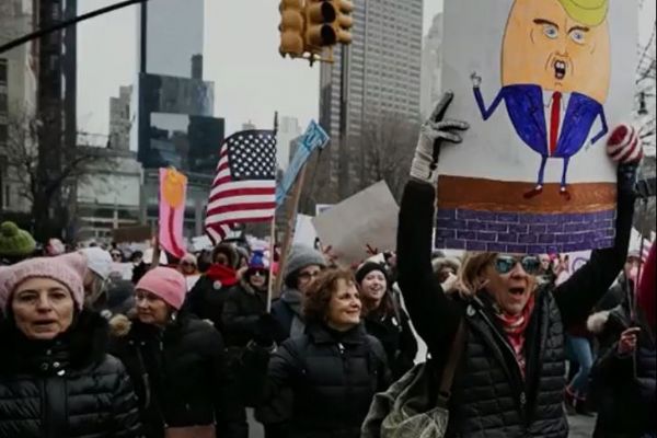 ABD'de on binler kadınlar yürüyüşünde buluştu
