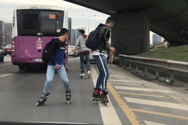Suriyeli çocukların patenle tehlikeli yolculuğu