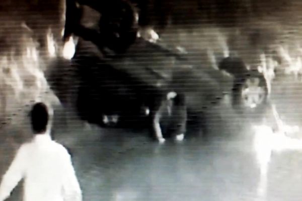 Takla atan arabadan burnu bile kanamadan çıktılar