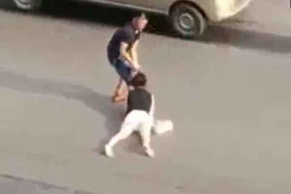 Çinli adam kadını saçından çekip yerde sürükleyerek kaçırdı