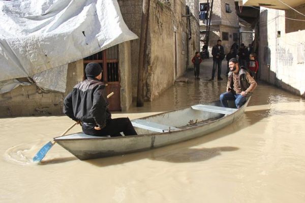 Asi Nehri taşınca sandalla ulaşım başladı