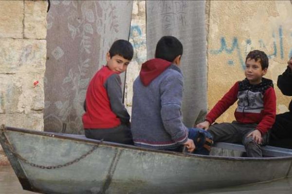 Asi Nehri taşınca ulaşımı sandalla sağlıyorlar