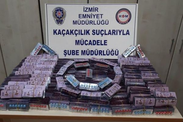 İzmir'de 17 bin 400 kaçak hap ele geçirildi