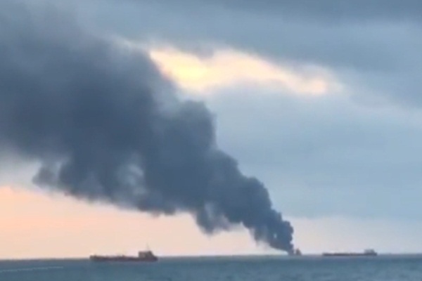 Kerç Boğazı'nda 2 gemi alev aldı