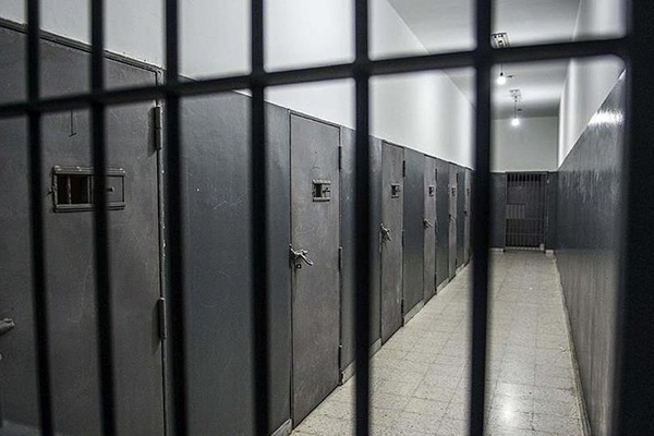 İsrail askerleri koğuşları bastı! 100 yaralı