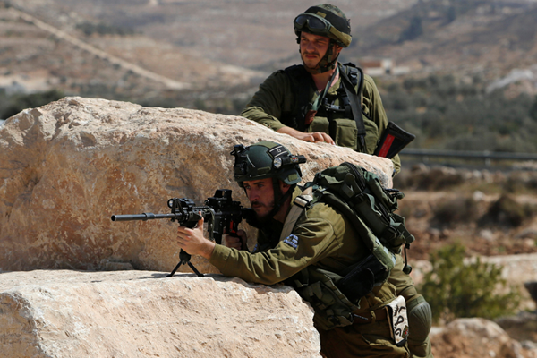 Siyonist İsrail askerleri bir Filistinliyi şehit etti