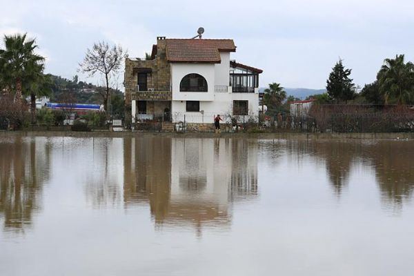 Muğla'da şiddetli yağış hayatı olumsuz etkiledi