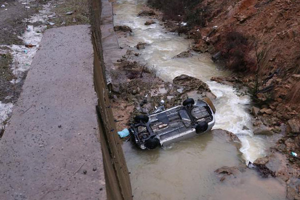 Zonguldak'ta araç dereye uçtu: 1 ölü