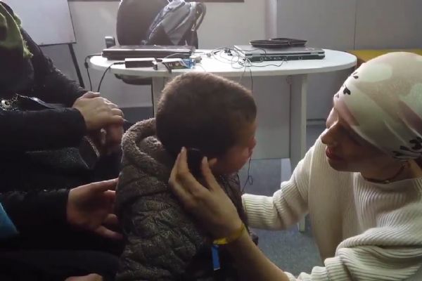 Kanser tedavisi gören Esma Esad işitme engelli çocuğa yardım etti