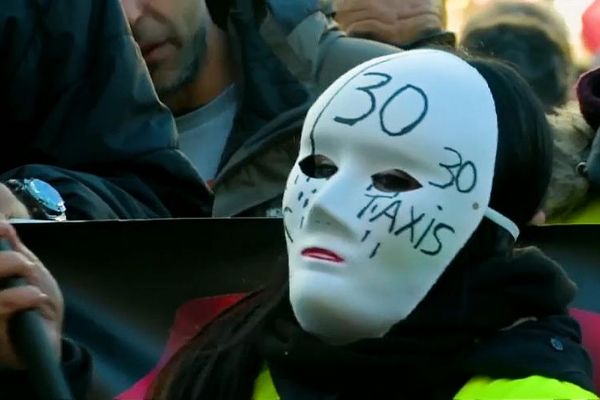 İspanya'da taksicilerden Ubere sarı yelekli protestosu