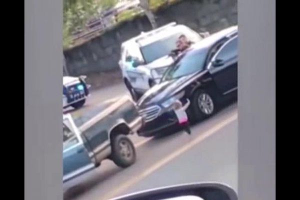 Babası gözaltına alının bebek polislere elleri havada gitti