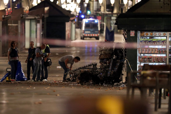 İspanya'da ki saldırıların faili olan teröristlerin Eyfel Kulesi'ni de hedef aldığı anlaşıldı