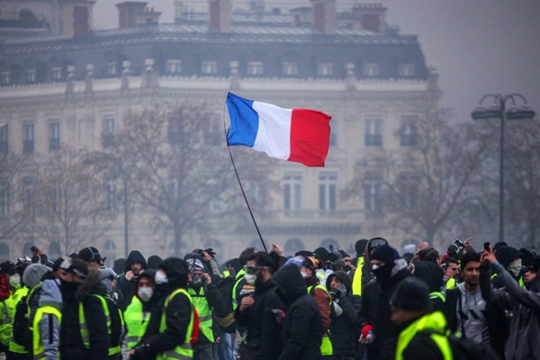 Fransız Bakan'dan 'polis şiddeti' itirafı