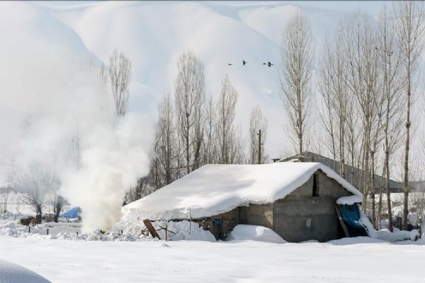 Yoğun kar yağışı sonrası Yüksekova'da kartpostallık görüntüler oluştu