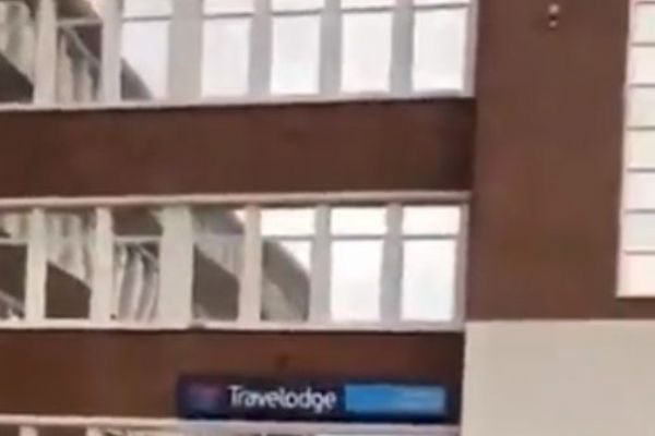 İngiltere'de parasını alamayan işçi otele kepçeyle saldırdı