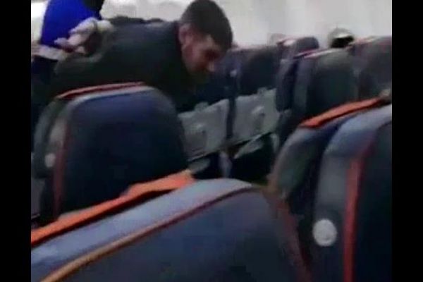 Bir şahıs Rus yolcu uçağını kaçırmak isterken yakalandı