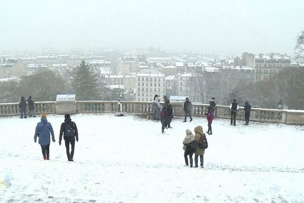 Başkent Paris beyaza büründü
