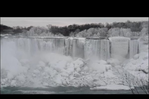 Aşırı soğuklardan donan Niagara Şelalesi güzel bir manzara oluşturdu