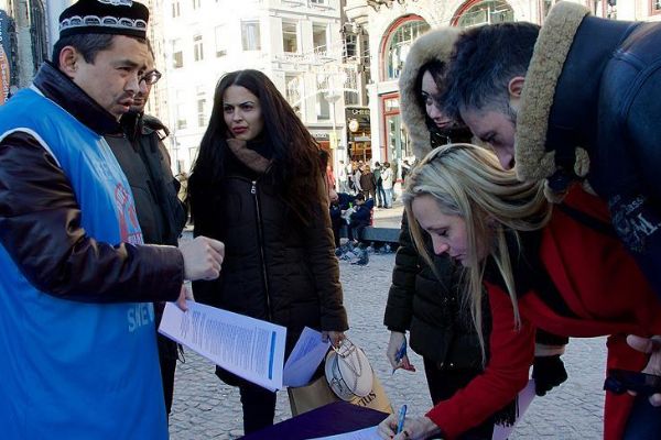 Çin'in Sincan'daki politikalarına karşı tek başına gösteri yapıyor