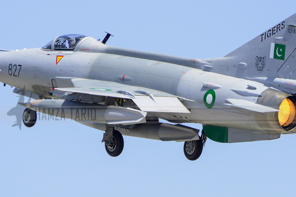 Pakistan’da savaş uçağı düştü