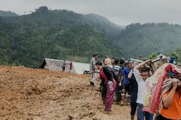 Endonezya'da sel ve heyelan, 6 ölü