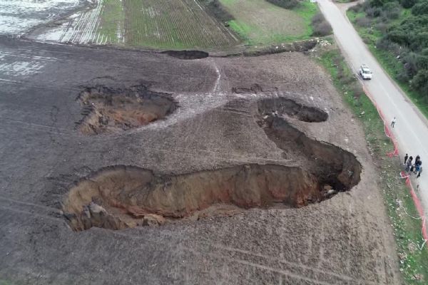 Sular çekildikten sonra dev obruklar ortaya çıktı