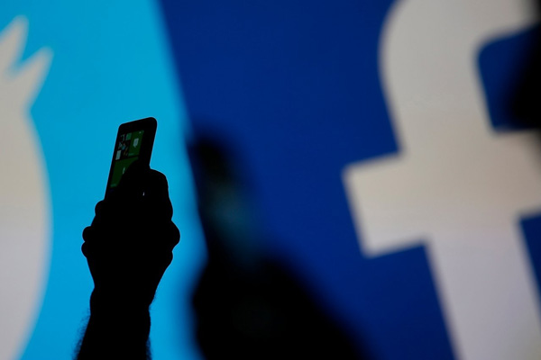 Trump'ın Venezuela açıklaması sonrası İnstagram ve Facebook’tan mavi tık hamlesi