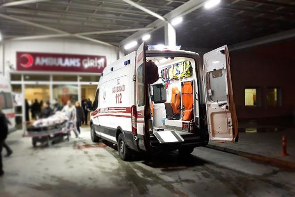 İşçi servisiyle kamyon çarpıştı: 1 ölü, 25 yaralı