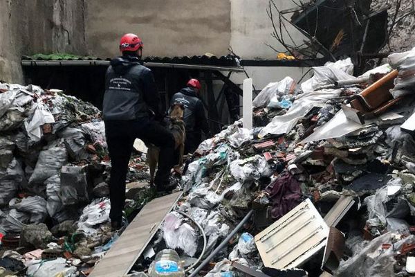 İzmir'de çöken binanın enkazında kalan kişinin cesedine ulaşıldı