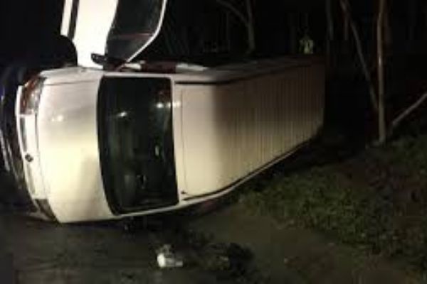 TEM'de mülteci taşıyan minibüs devrildi