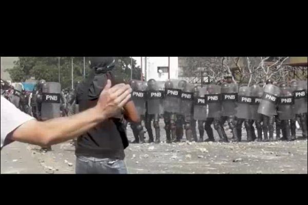 Başkent Karakas'ta polis ile Maduro karşıtları çatıştı