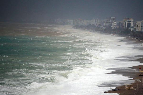 Antalya'da dev dalgalar