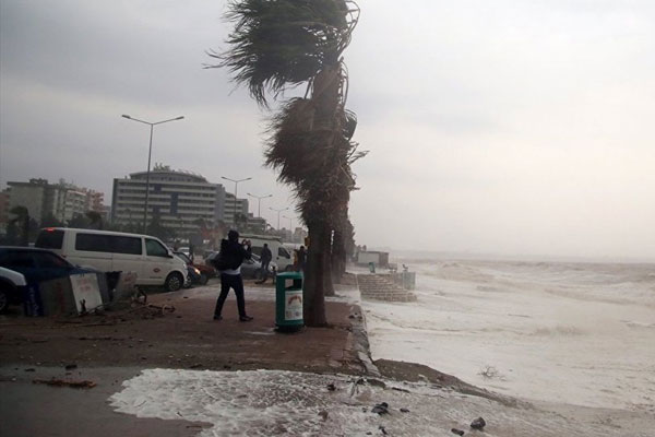 Antalya'da hortum: 13 yaşındaki bir çocuk hayatını kaybetti, 9 kişi yaralı
