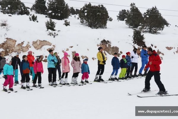 Erzincan'da öğrenciler'in sömestr'da kayak keyfi