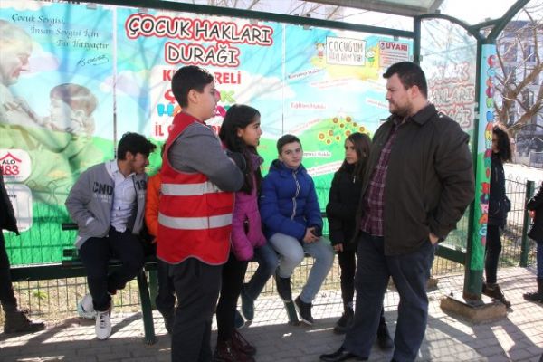 Çocuk hakları otobüs duraklarında anlatılıyor