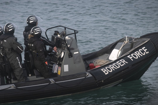 Kaçak göçmenlerin kanaldan geçişine karşı Fransız ve İngiliz planı